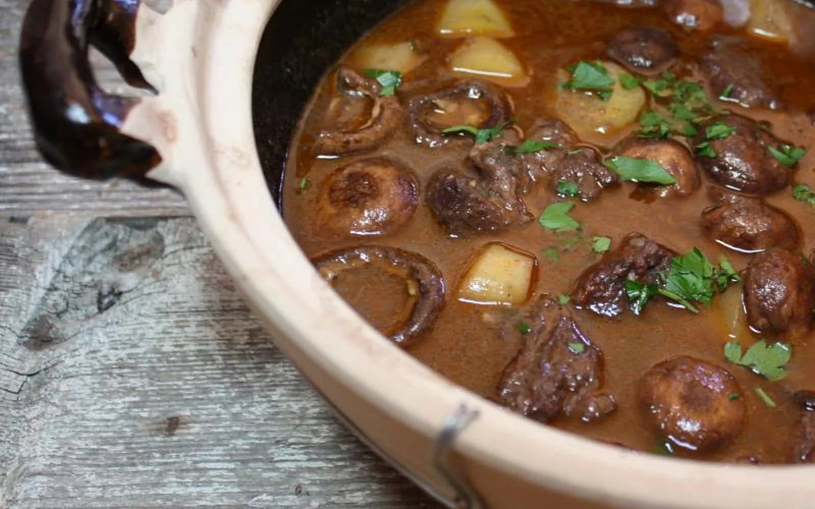 Mushroom and beef potjie